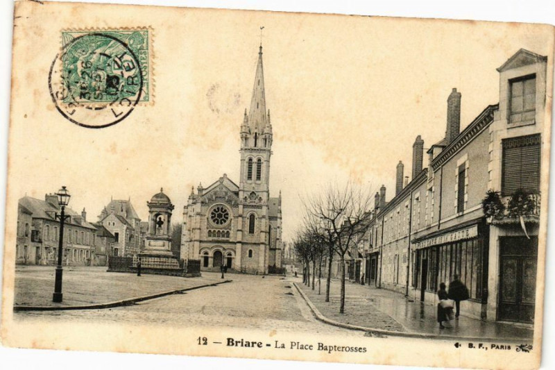 Carte postale ancienne Briare-La Place Bapterosses à Briare
