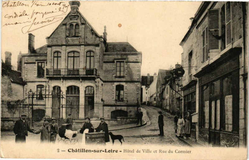 Carte postale ancienne Chatillon-sur-Loire - Hotel de Ville et Rue du Cormier à Châtillon-sur-Loire
