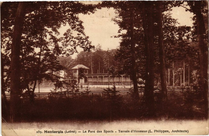 Carte postale ancienne Montargis - Le Parc des Sports - Terrain d'Honneur à Montargis