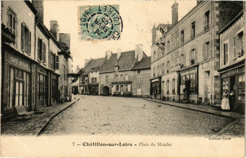 Carte postale ancienne Chatallion-sur-Loire - Place du Marché