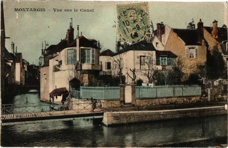 Carte postale ancienne Montargis - Vue sur le Canal à Montargis