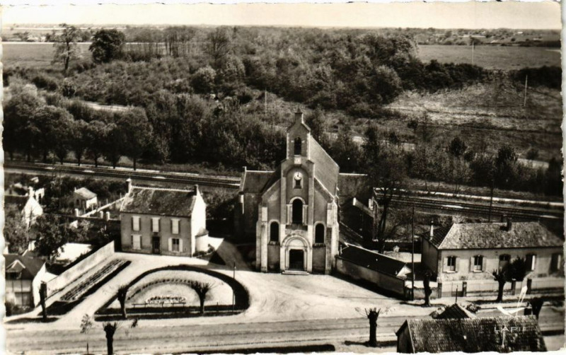Carte postale ancienne Fontenay-sur-Loing - Place de l'Eglise à Fontenay-sur-Loing