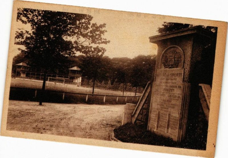 Carte postale ancienne Montargis - Le Stade Parc des Sports à Montargis