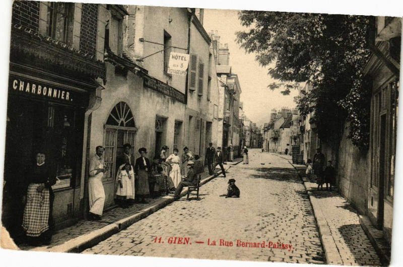 Carte postale ancienne Gien - La Rue Bernard-PALissy à Gien