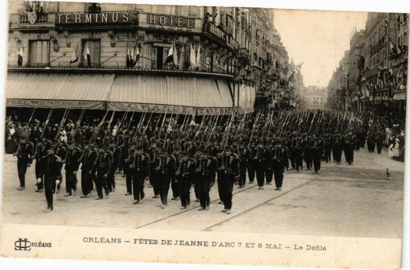 Carte postale ancienne Orleans - Les Fetes de Jeanne d'Arc 7 et 8 Mai - Le Defile à Orléans