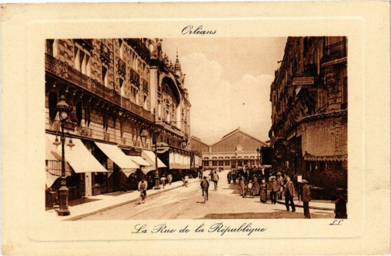 Carte postale ancienne Orleans - La Rue de la Republique à Orléans