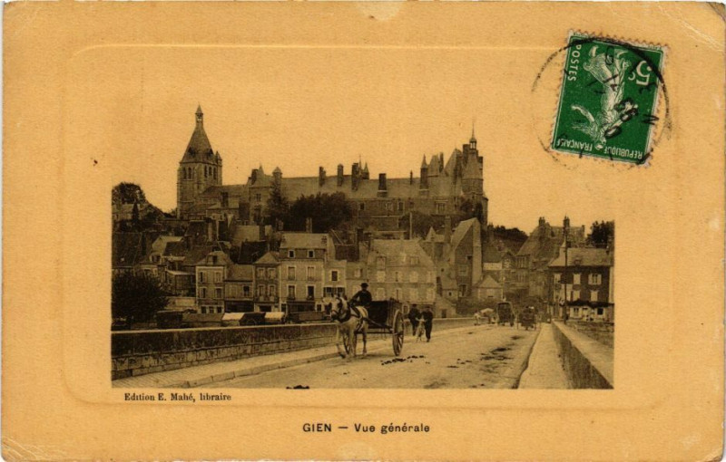 Carte postale ancienne Gien - Vue générale à Gien