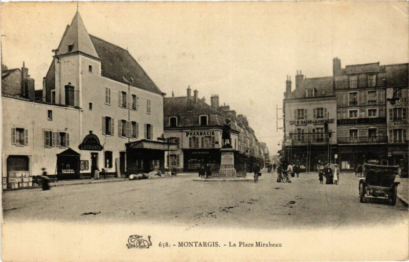 Carte postale ancienne Montargis - La Place Mirabeau à Montargis