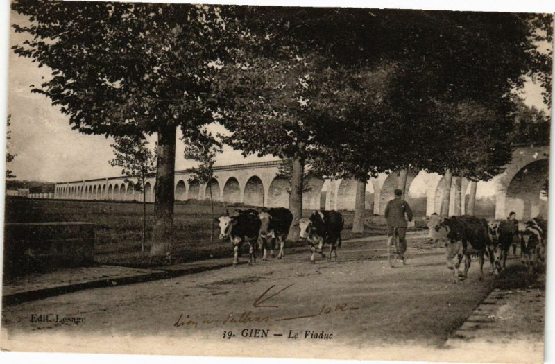 Carte postale ancienne Gien - Le Viaduc à Gien