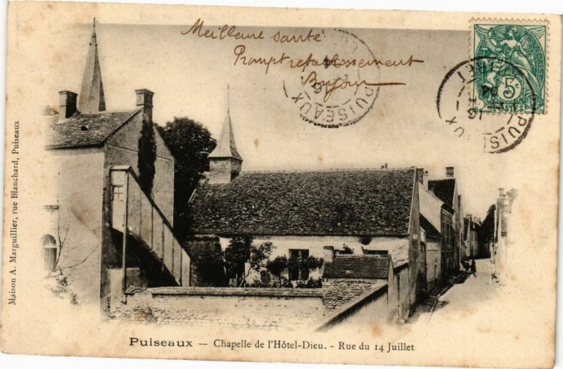 Carte postale ancienne Puiseaux - Chapelle de l'Hotel-Dieu - Rue du 14 Juillet à Puiseaux