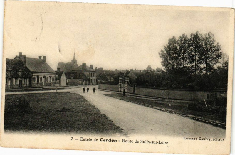Carte postale ancienne Cerdon - Route de Sully-sur-Loire à Cerdon