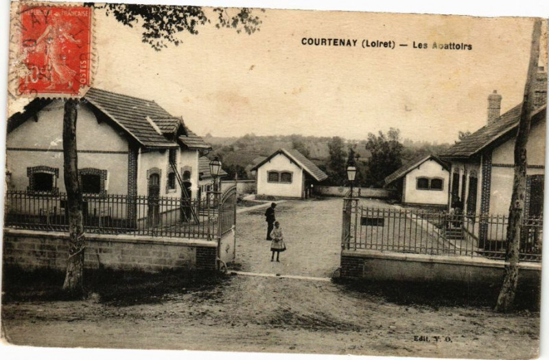 Carte postale ancienne Courtnay - Les Abattolrs