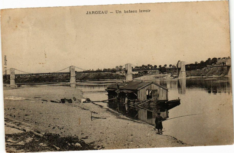 Carte postale ancienne Jourgeau - Un bateau lavoir