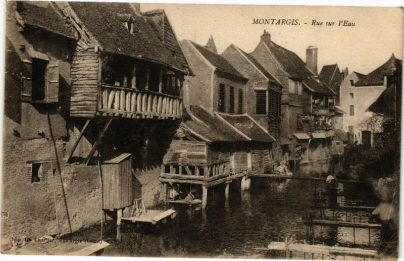 Carte postale ancienne Montargis - Rue sur l'Eau à Montargis
