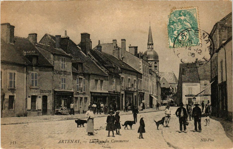Carte postale ancienne Artenay - La Rue du Commerce à Artenay