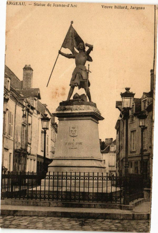 Carte postale ancienne Jargeau - Statue de Jeanne d'Arc à Jargeau