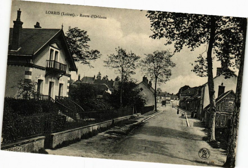 Carte postale ancienne Lorris - Route d'Orleans à Lorris