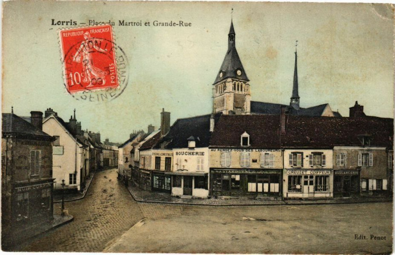 Carte postale ancienne Lorris - Place du Martroi à Lorris