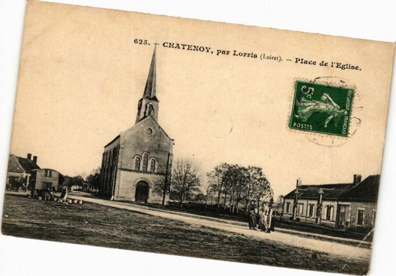 Carte postale ancienne Lorris - Place de l'Eglise à Lorris