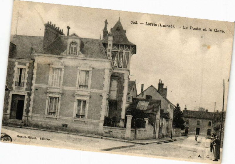 Carte postale ancienne Lorris - La Poste et la Gare à Lorris