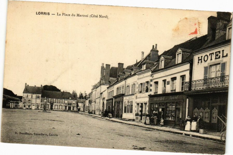 Carte postale ancienne Lorris - La Place du Martroi à Lorris