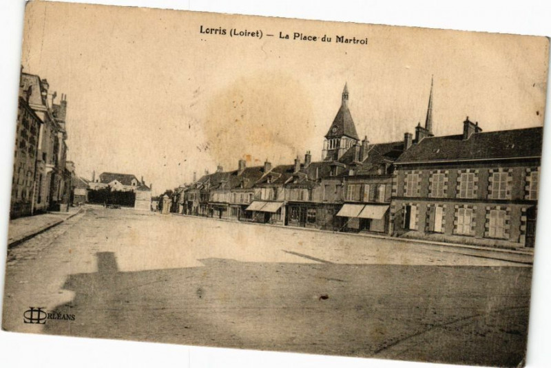 Carte postale ancienne Lorris - La Place du Martroi à Lorris