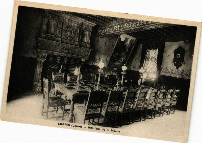 Carte postale ancienne Lorris - Interieur de la Mairie à Lorris