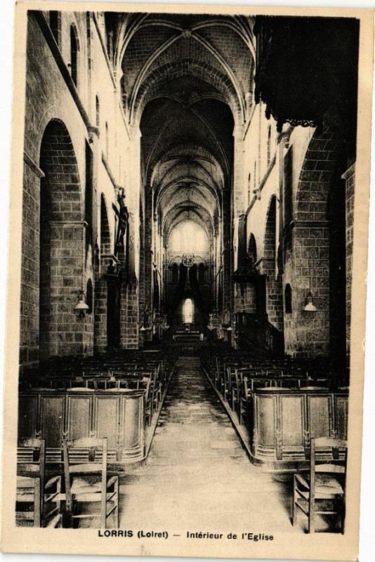 Carte postale ancienne Lorris - Interieur de l'Eglise à Lorris