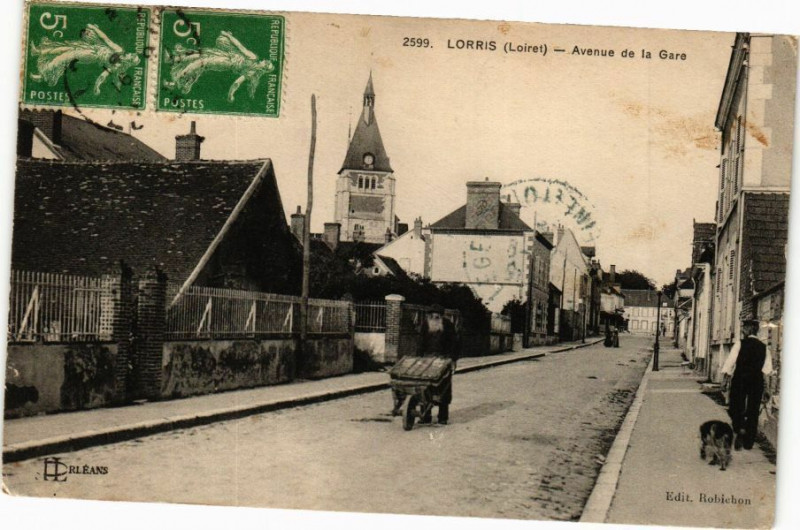 Carte postale ancienne Lorris - Avenue de la Gare à Lorris