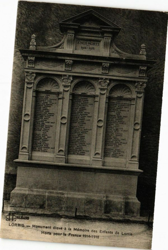 Carte postale ancienne Lorris - Monument eleve a la Memoire à Lorris