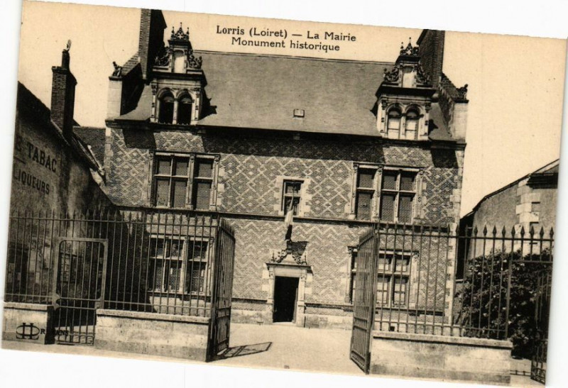 Carte postale ancienne Lorris - La Mairie à Lorris