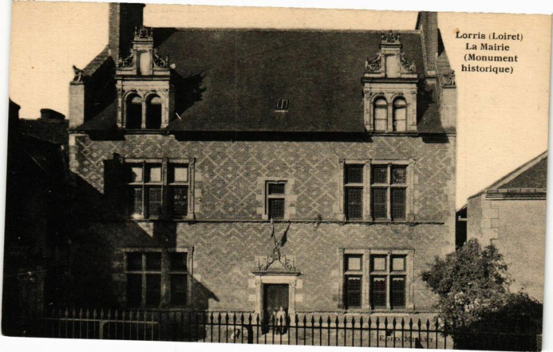 Carte postale ancienne Lorris - La Mairie à Lorris