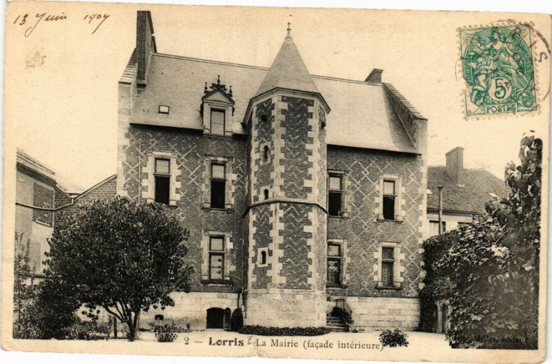 Carte postale ancienne Lorris - La Mairie à Lorris