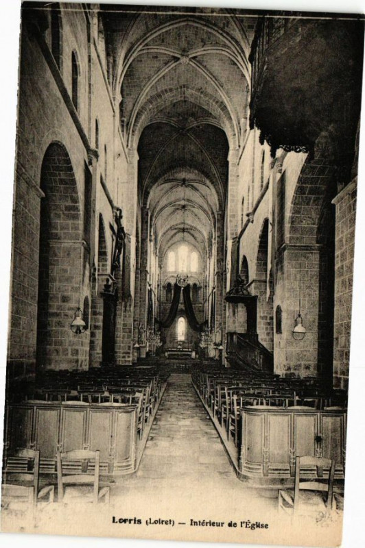 Carte postale ancienne Lorris - Interieur de l'Eglise à Lorris