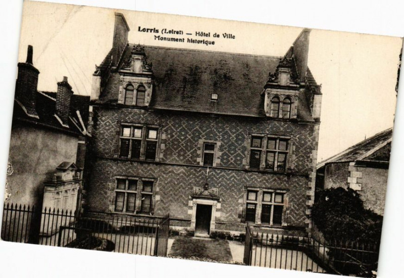 Carte postale ancienne Lorris - Hotel de Ville à Lorris