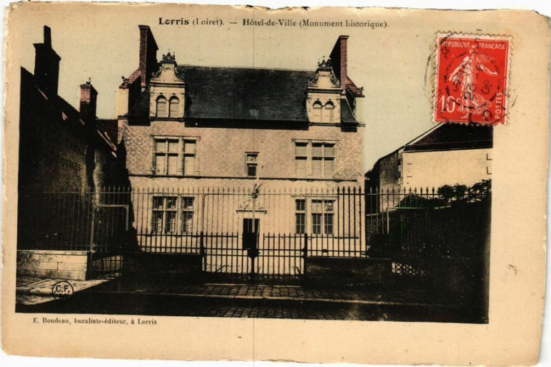 Carte postale ancienne Lorris - Hotel de Ville à Lorris