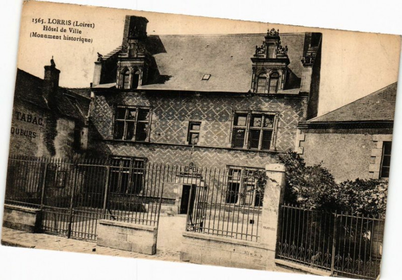 Carte postale ancienne Lorris - Hotel de Ville à Lorris