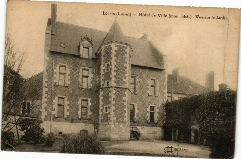 Carte postale ancienne Lorris - Hotel de Ville à Lorris