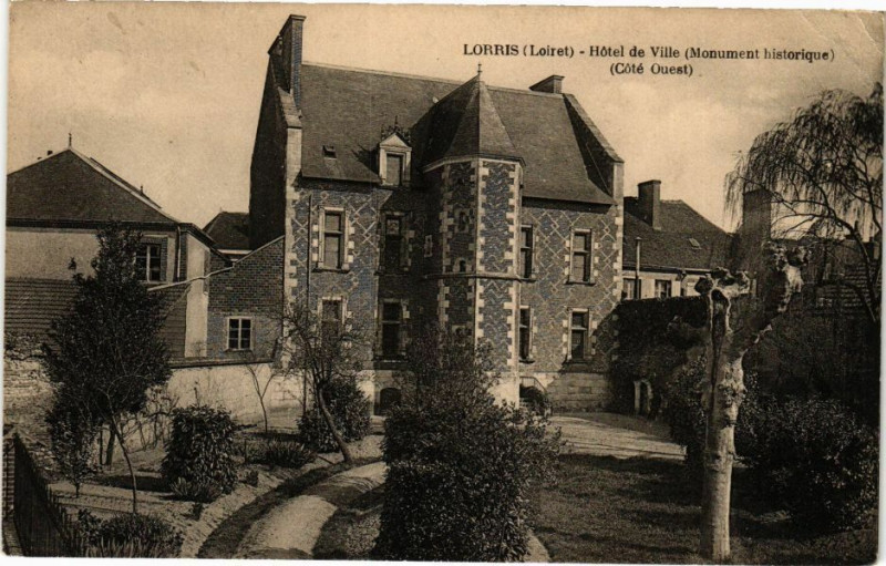 Carte postale ancienne Lorris - Hotel de Ville à Lorris