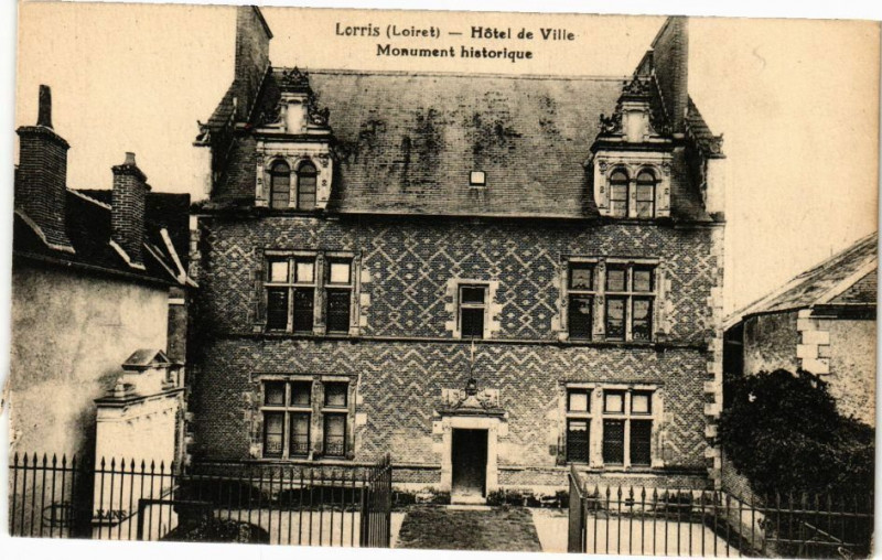 Carte postale ancienne Lorris - Hotel de Ville à Lorris
