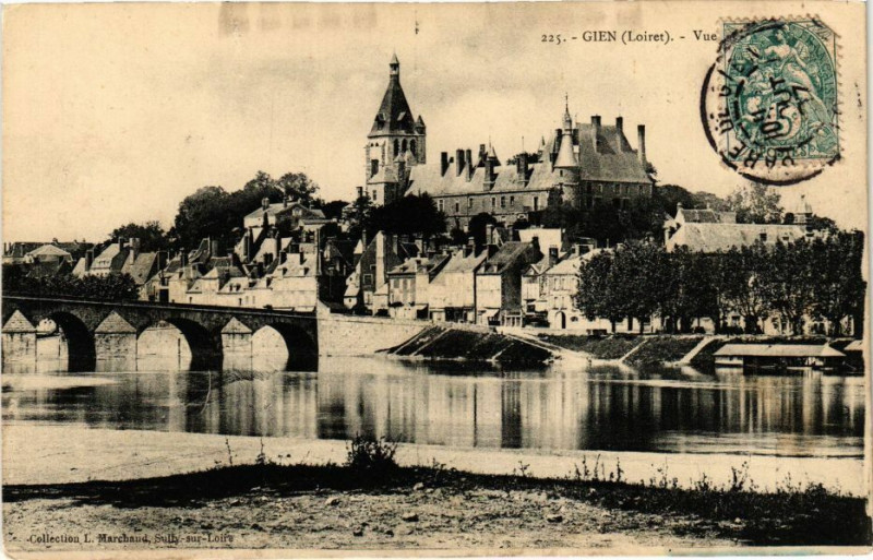 Carte postale ancienne Gien - Vue générale à Gien