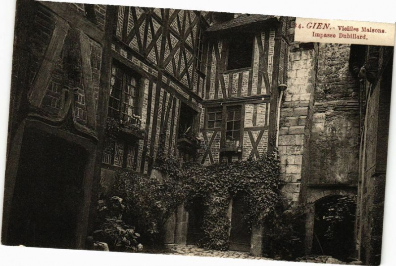 Carte postale ancienne Gien - Vieilles Maisons à Gien