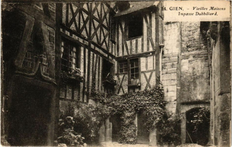 Carte postale ancienne Gien - Vieilles Maison à Gien
