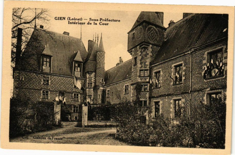 Carte postale ancienne Gien - Sous prefecture à Gien