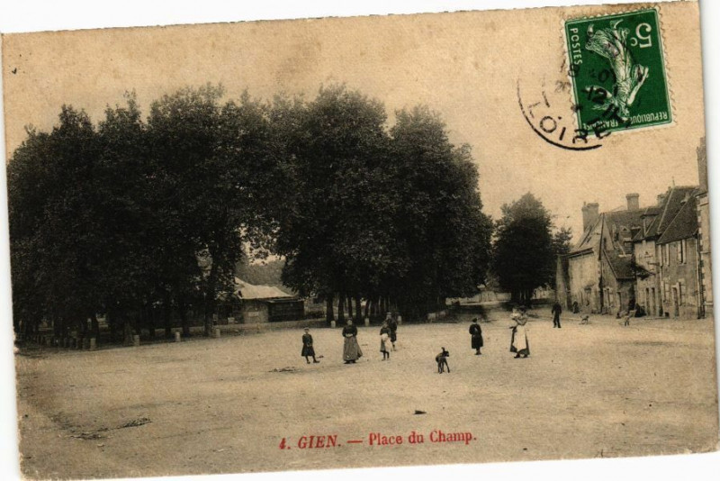 Carte postale ancienne Gien - Place du Champ à Gien