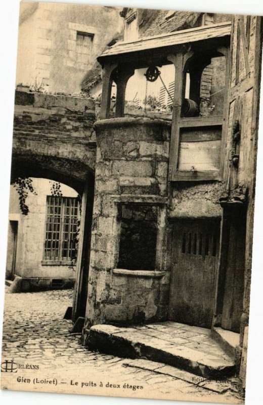 Carte postale ancienne Gien - Le puits a deux etages à Gien