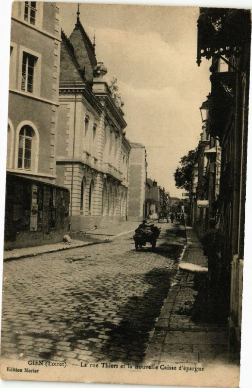 Carte postale ancienne Gien - La Rue Thiers à Gien