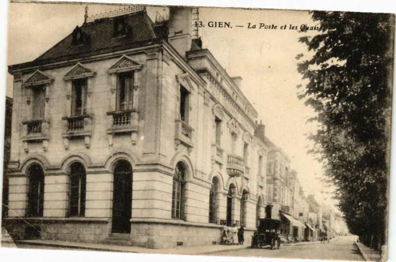 Carte postale ancienne Gien - La Poste et les Quais à Gien