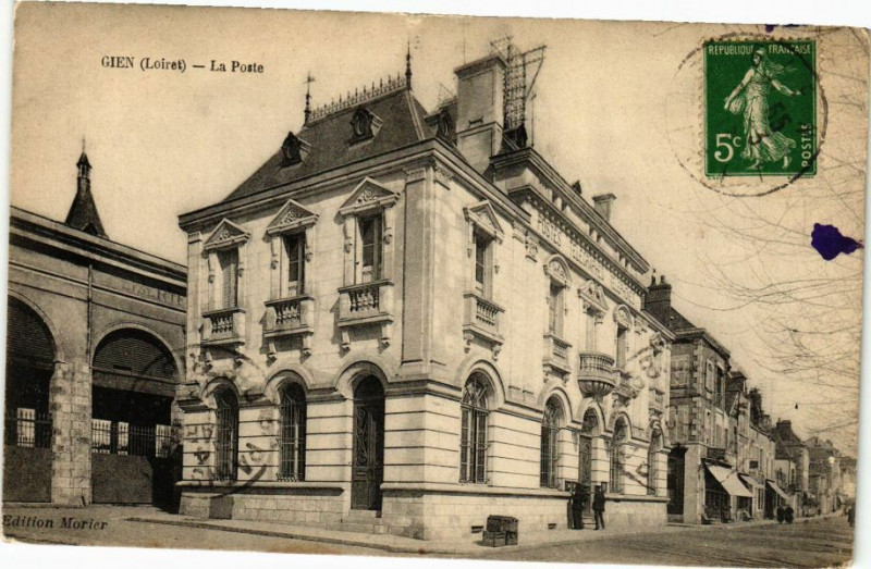 Carte postale ancienne Gien - La Poste à Gien