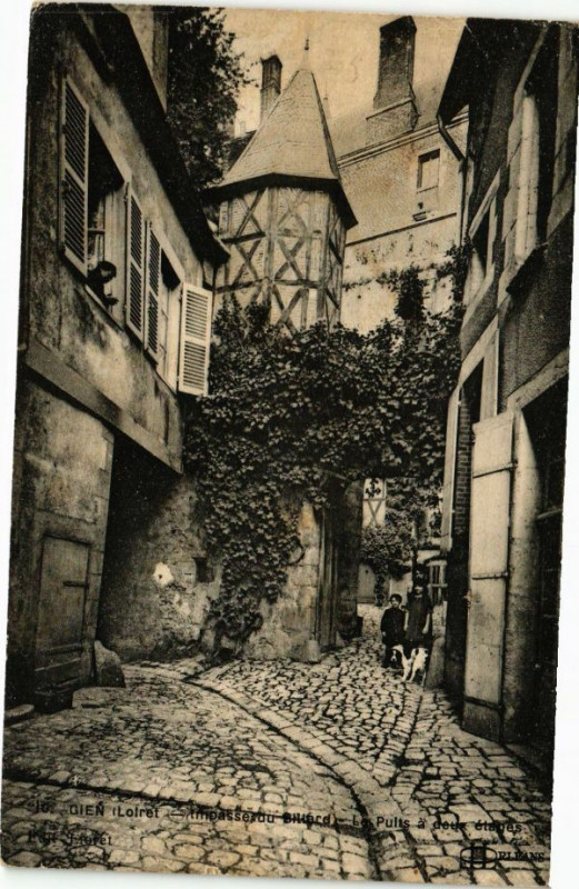 Carte postale ancienne Gien - Impasse du Billard à Gien